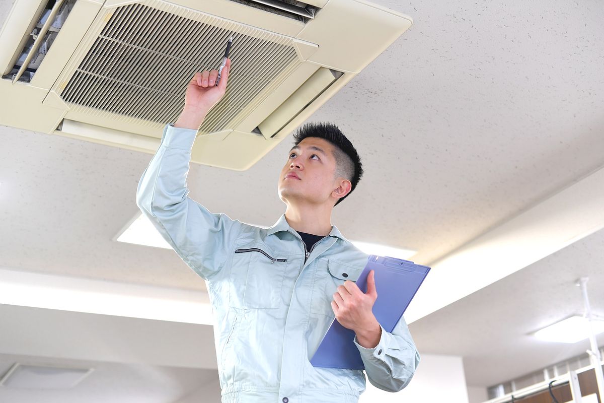 業務用エアコンが故障したら修理する？買い替える？