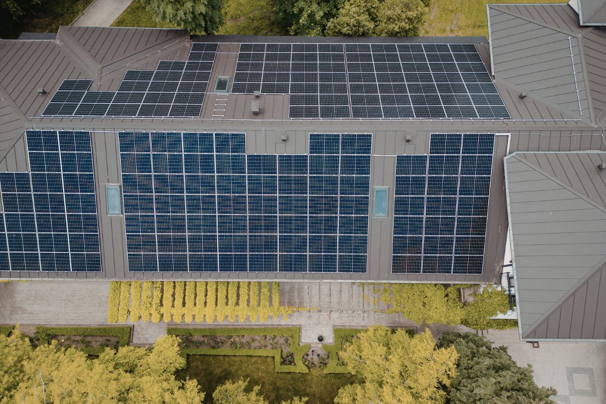 学校に太陽光発電を導入するメリットは？