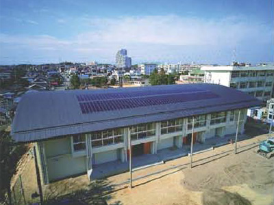三重県津市立千里ヶ丘小学校（体育館の屋根を有効活用）